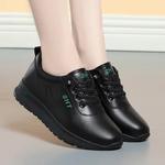 Sapato casual de sola macia de couro feminino, sapatilhas esportivas brancas para moda nova, sapatilhas desenhadas para a mãe, primavera