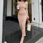 Vestido plissado de um ombro, saia com fenda emagrecedora e justa, saia longa formal, europeia e americana, primavera