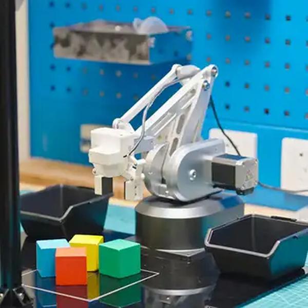 Ultraarm p340: um braço robótico colaborativo de 4 eixos de alto desempenho com diferentes kits para educação