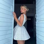 Vestido de flor em V profundo e fragmentado, saia curta justa, estilo celebridade, elegante, verão, novo, 2024, JY24140PFO