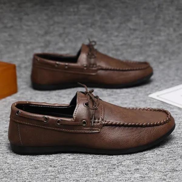 Mocassins masculinos de deslizamento respiráveis, sapato de couro casual, sapatilhas pretas, mocassins de condução, negócio, quente, verão, 2024